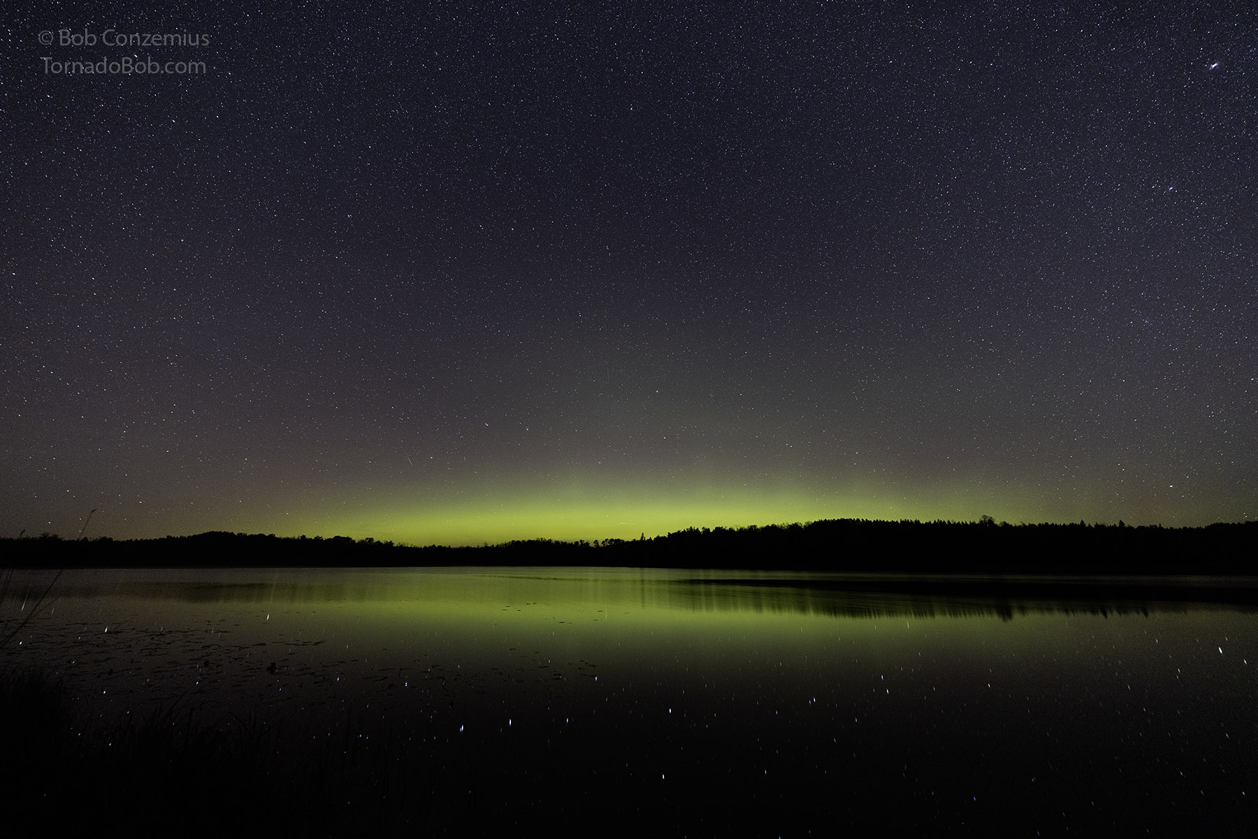 DESCRIBE THE PHOTO — aurora color, location, date.